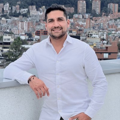 Comunicador social, marketero, consultor, empresario. Majadero a ratos. Emprendedor constante. Amo los buenos sonidos. Objetivo: Ser feliz. Director @monodual