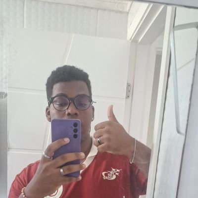 Agora ela não quer: tu, louco, não queiras
nem busque quem foge nem vivas aflito.