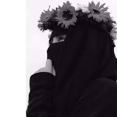 ز بس خندیدم و پنهان نمودم راز خود را؛
کسی باور ندارد در دلم دریای درد است:)
