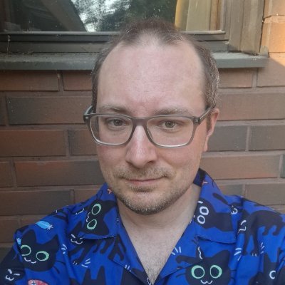 Talousnakki. Dadjokejen ja muun huonon huumorin ystävä. Kuuden lapsen isä. Beetauros eli emotionaalinen tamponi. Suomi-Xwitterin toksisin babygirl.