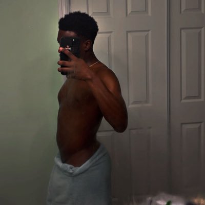 THIC ON BOTH SIDES I AM A BOTTOMMM BROO IM ON WTV YU ON BOO