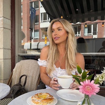 ☀️ Wake up with gratitude and work with passion. I am who I am, not just anyone else, and no one else can imitate me.
Life is short, so why not cherish what you