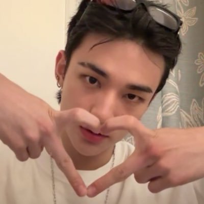 me and lee know currently fighting over who hyunjin loves more (i’m losing)