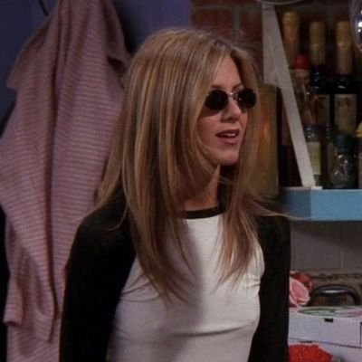 fã de jogos vorazes, the big bang theory, friends e outras séries, leio livros de conteúdo duvidoso, e me amarro jogos como Duskwood, moonvale e Mine. 🛐