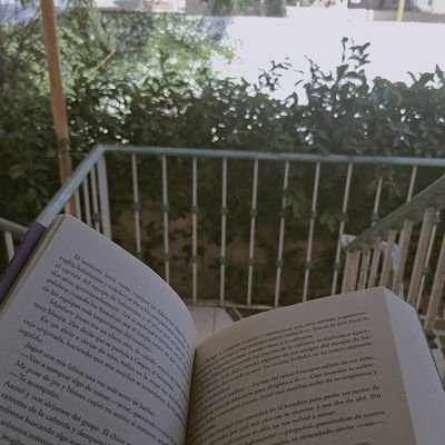 Escritora y lectora en @wattpad 📚
amante de la poesía y el romance ✨❤️