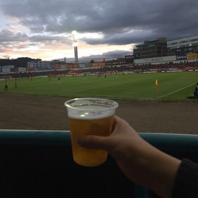¿Opiniones? de fútbol con chela en mano. Prefiero ver perder a equipos grandes (casi siempre). Hincha de Deportivo Cuenca y Newcastle