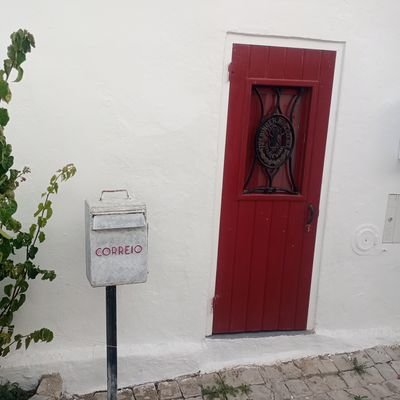 inmajara's profile picture. Prefiero caminar con una duda, que con un mal axioma