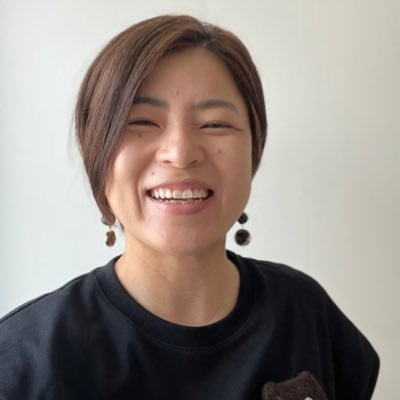 ケニアで障害のある子どもと家族のための活動をする人。 経歴:ヨネックス →ケニア協力隊→NGO→ISS開発学修士→(NGO)PLAS→(大使館)草の根委職員→社会起業家