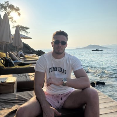 çevirmen, tenis eğitmeni, dj, pt politikacı, uluslarası ticaret sorumlusu
