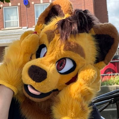 27 YEARS (occasionally NSFW). i make VR lip sync videos and maybe some other things.