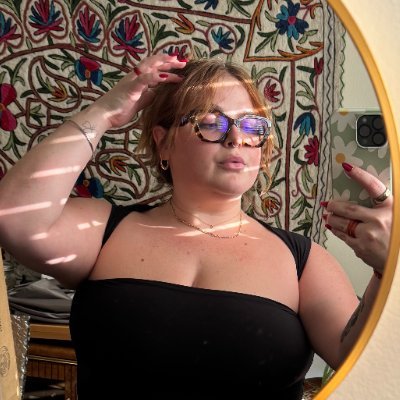 notpinkmercedes's profile picture. Backseat for @pinkmercedes33