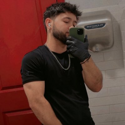 EdwinValle30592's profile picture. 