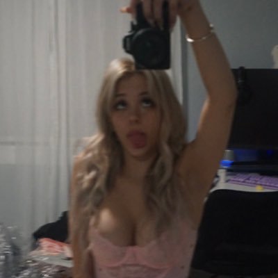 bealuvzzz's profile picture. 18 & it’s your fave college gurl 💕