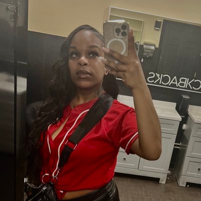Cincinnati 📍| R&B soul in my ears, paint on my hands, peace in my flow. — just a little magic in motion.🦋✨