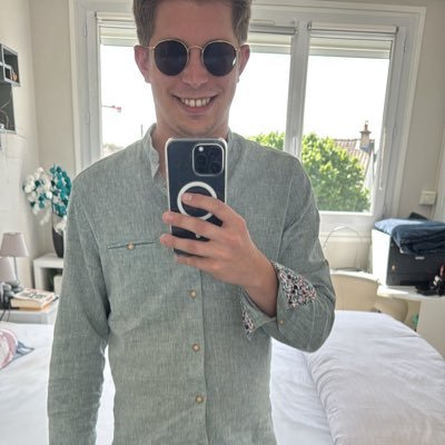 Rom_Nv44's profile picture. 