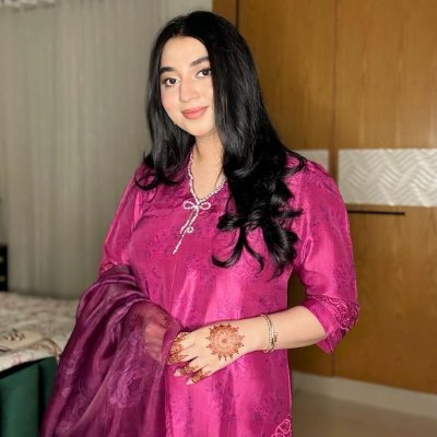 🌷 Just a girl with a soft heart and a strong mind.
🌸 Beauty with brains and a heart that loves deeply 💌
🦋 Soft as a whisper, sweet as honey