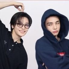 𝑭𝑨𝑵𝑻𝑨𝑺𝑰𝑨 - the ferret prince from 스트레이키즈 namely 황현진, the 4th petals. SKLAZZ delight dancer.
