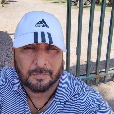 Soy cantante compositor músico me encanta poder estar arriba de los escenarios cantando a la gente compartiendo mi voz mi pasión mi música