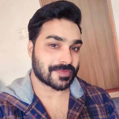 Pratap1001's profile picture. मै क्या हूँ???,????एक मोम का टुकड़ा....कतरा कतरा पिघलता हूँ सिमटता हूँ खुद को पाने में...

*प्रताप बाराबंकवि*

,Poet 
Lyricist
Writer