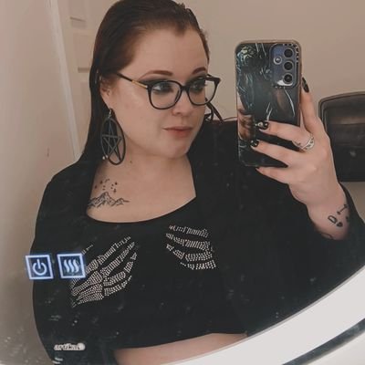 lvl 28 ⛧ hippy bisexual witch ⛧stoner 🍃 artist 🎨 optimistic 🌻 ⛧ taken 🖤