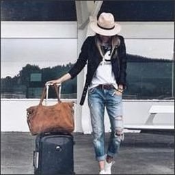 Coffee addict ☕ | Bookworm 📚 | Traveler ✈️ | Dreamer 💭