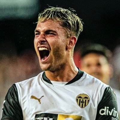 “Soñar que no tenemos techo” | @valenciacf 🤍🖤