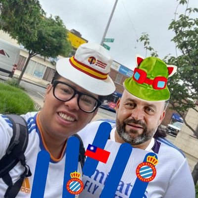Esquizofrénico y filántropo a cuenta gotas. Viudo de RDT y del Imperio Austrohúngaro. Si te metes con el Burnley, te metes con Delifito.