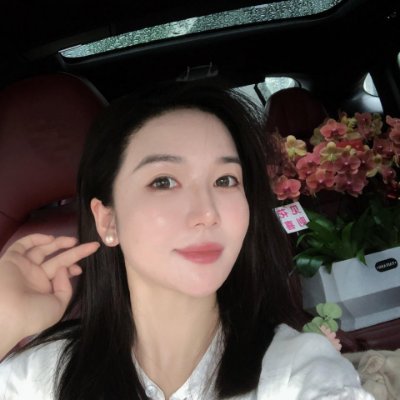 35 years old I am single and looking for someone who is kind and can fall in love.