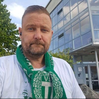 henkenil's profile picture. Gillar sport, musik och böcker.  Är VSK:are. Hyser en särskild kärlek till den klassiska sporten bandy. Jobbar i Skallbergsskolans Lärstudio. Krönikör på VLT.