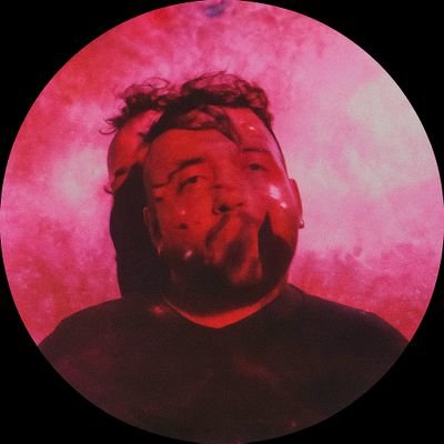 Drama , fofoca, música Emo e sommelier de gelo.
Mais rabiscado que muro de estação de trem.