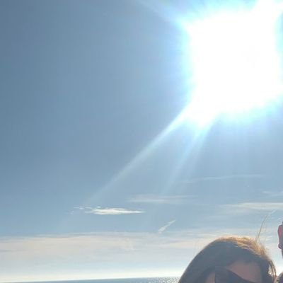 Madre de dos, funcionaria de provincias, con cargo intermedio, que lucha desde siempre, y como puede, por la igualdad y las injusticias.