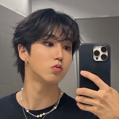 sajaboysh's profile picture. 🏳️‍🌈 • jewish • free 🇵🇸 • bookworm • hanpop • learning hebrew/korean/persian/turkish