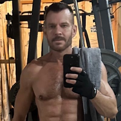 Masc gym jock into showing off and having fun. Partnered with @FitnFun555