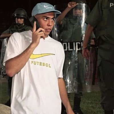 um jovem sonhador que ama futebol