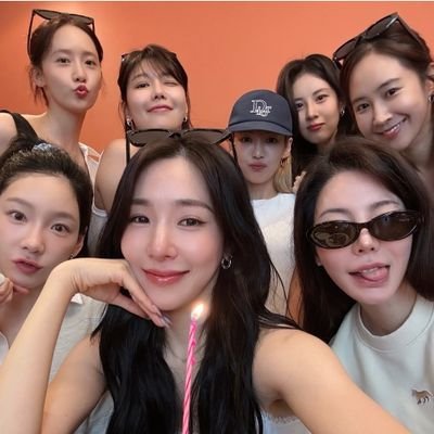 FAN ACCT/she/her (23) *PLEASE DO NOT CROP OUT WATERMARK PLZ CREDIT ALL VIDEOS AND PICS*
Fan of a lot of groups 🧍♀️