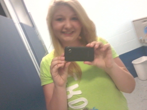 Hii(: im bridgett(: I love to smile (: and laugh (: hehe