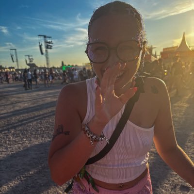 24yo ✦ Institutrice préscolaire 👩🏫 ✦ BE ✦ Cartomancienne prestations ouvertes