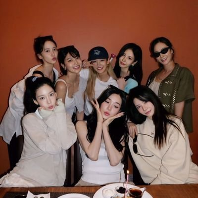 ohyoongtae's profile picture. people throw rocks at things that shine ✨