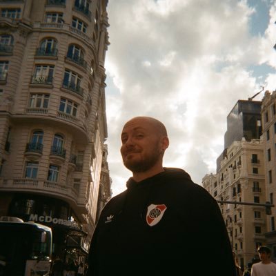Oyente caracterizado de @undinamo . River Plate y cosas que engordan. Campeón del mundo 2022.