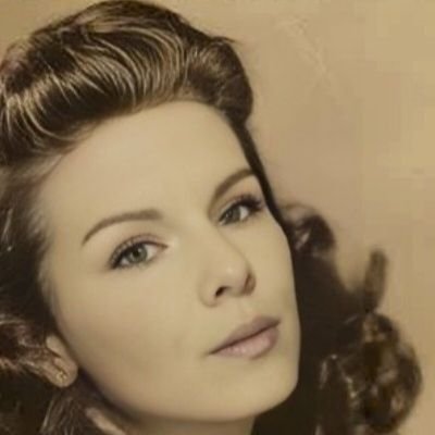 Danielle Bee π¦π²ππ Profile