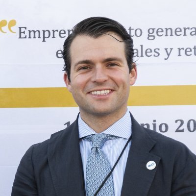 Doctor. Profesor en @euosuna. Trabajo sobre #marcasreligiosas y #RRSS en la #Comunicación de la tradición.