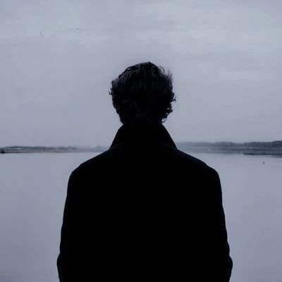 عندما يواصل الآخرون حياتهم دون أن يلاحظوني، أظل هنا، ثابتًا في صمتي، أراقب العالم من حولي.