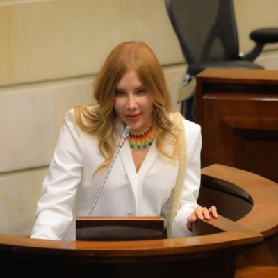 Politóloga,Esp. Políticas Públicas, Esp. Economía, Esp.Derecho Constitucional y Magíster en Estudios Int. Desarrollo. Ministra de Comercio, Industria y Turismo