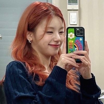 doyoung reagiu com 👎 para: é verdade que se eu te der um beijinho voce volta com o blue hair?