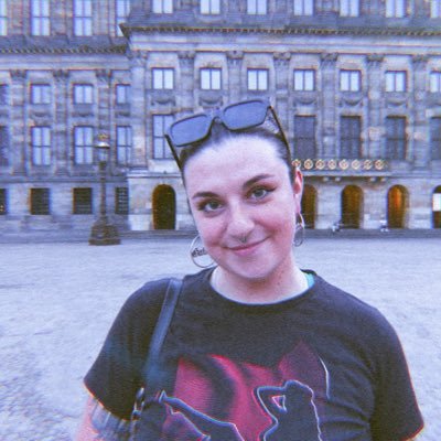 hard fucking early music, gabbahead 🖤 / ma vie c’est un épisode de Skins et j’en ai rien à foutre de tout comme un épisode de South Park