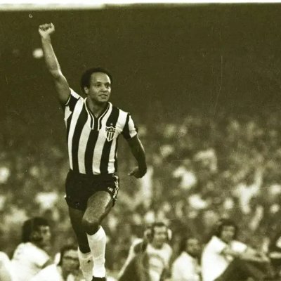 Nós somos do Clube Atlético Mineiro
Jogamos com muita raça e amor
Vibramos com alegria nas vitórias
Clube Atlético Mineiro
Galo Forte Vingador