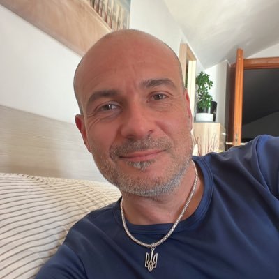 Dipendente pubblico, giornalista, attivista pro-Ucraina e dal 2023 scrittore. Complottisti, no-vax, putiniani, negazionisti del cambiamento climatico, anche no!