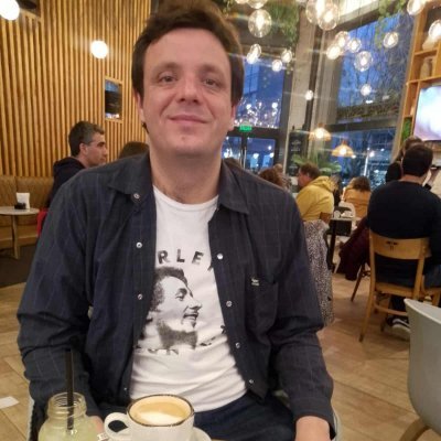 BILARDISTA.
COMUNICADOR PLATENSE.
CO-CONDUCTOR EN EL PROGRAMA EL FÚTBOL Y SU HISTORIA.
BRINDO DATA DE #EDLP PARA @Siemprelaliga2.