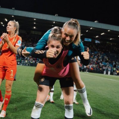 Me gustan demasiadas cosas, nada en concreto✌🏼🍊🎼🌶️🔥👑🤸♀️🪩🍬🌊💨⚽️