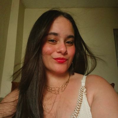 “vivendo entre páginas e sonhos” — romance & fantasia | contato.carolinelibonati@gmail.com 💌